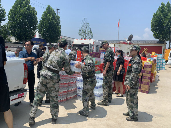图为7月24日鹤壁园区民兵应急排在淇县支援救灾2