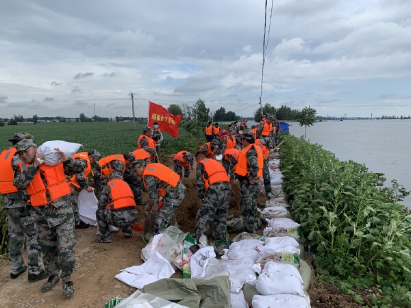 图为7月29日鹤壁园区民兵应急排在浚县抗洪一线2